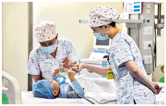 目前中国罕见病患者人数已达2000多万，每年新增患者超20万“天价”救命药入医保，距离破解罕见病医治难还有多远