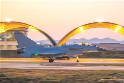 雏鹰展翅向云天——空军航空兵某旅跨昼夜飞行训练影像