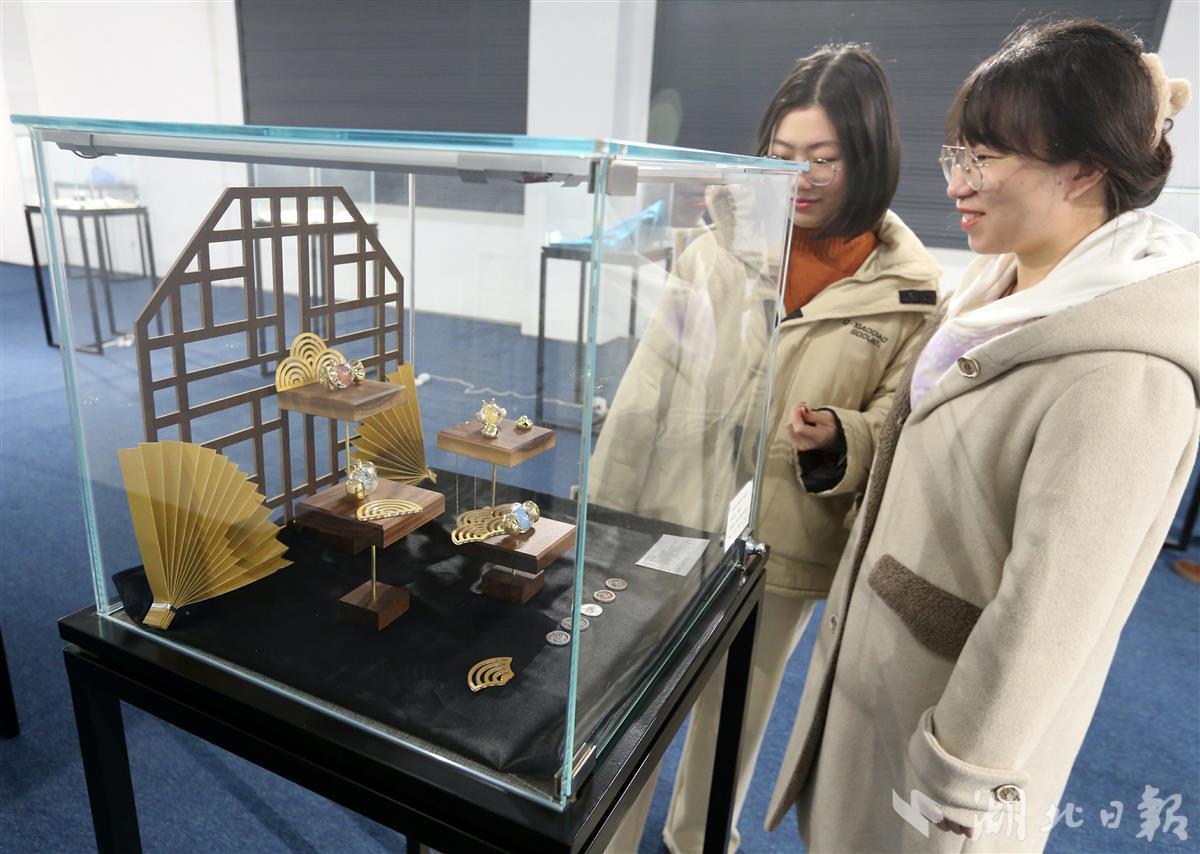 中国地质大学(武汉)展出350多件学生制作的珠宝首饰作品