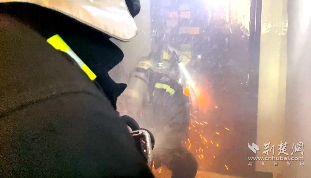 咸宁居民烤火炉凌晨起火 消防救出3名被困群众