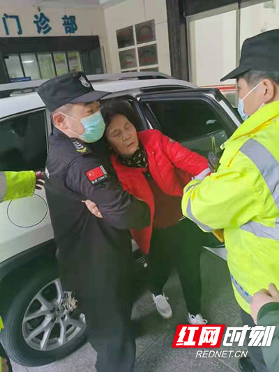 长沙：老人突发眩晕 警民接力携手救助
