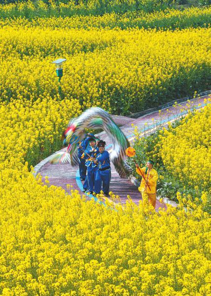 迎接传统节日“二月二” 泸县国家级非遗传承人带领队员舞动“雨坛彩龙”