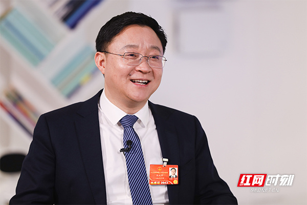 全国人大代表刘庆峰：利用人工智能加速推进老龄守护
