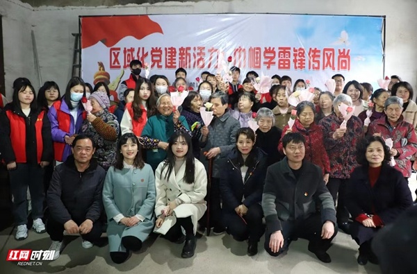 湖南工商大学党建共联深入社区开展学雷锋活动