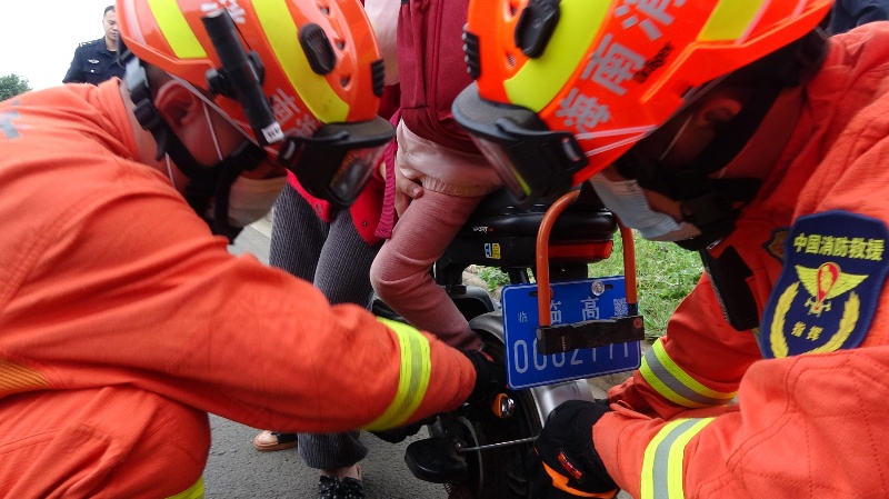 3岁小女孩左脚被卡进电动车缝隙 临高消防15分钟救援成功