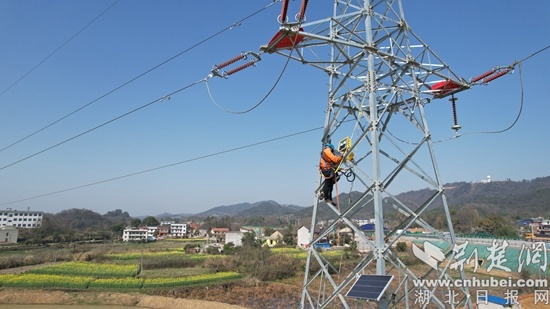 鄂州供电为输电线路铁塔装上夜间闪亮“眼睛”