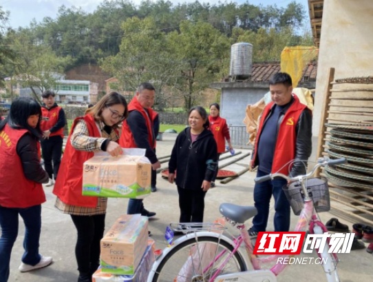 浏阳市枨冲镇开展服务妇女的系列志愿活动