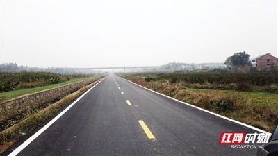 石鼓区村公路标准化改造后 出行更方便了