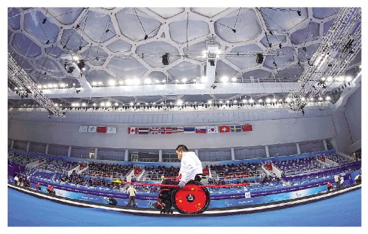 ▲中国队选手王海涛在轮椅冰壶循环赛对