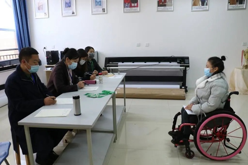 成都：“轮椅女孩”上大学了  她的梦想是设计适合残障人士穿的服装