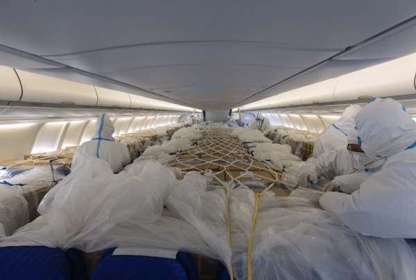 疫中吉林暖时刻丨南航四班包机搭载3600余件、52吨来自广东抗疫物资抵达长春