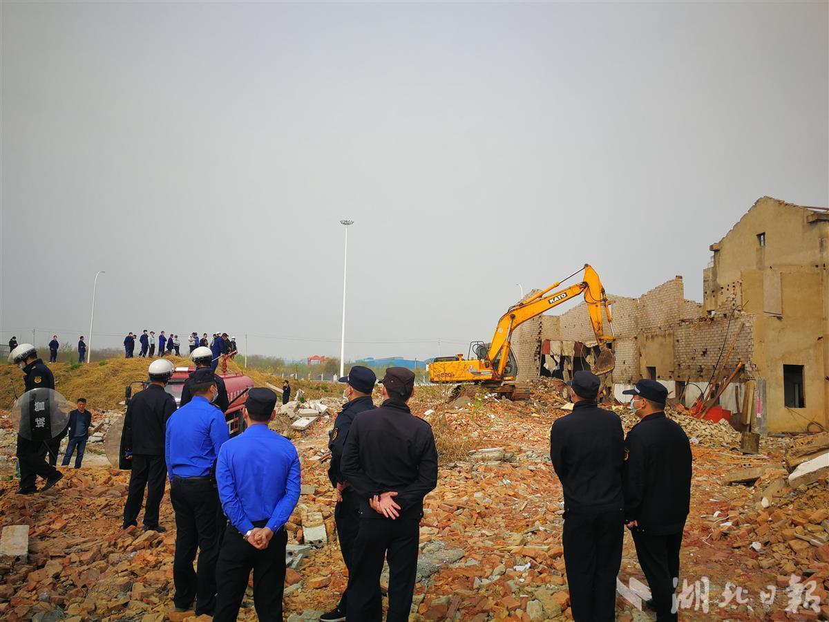 集中攻坚！武汉市拆除95处2.3万平方米违法建设