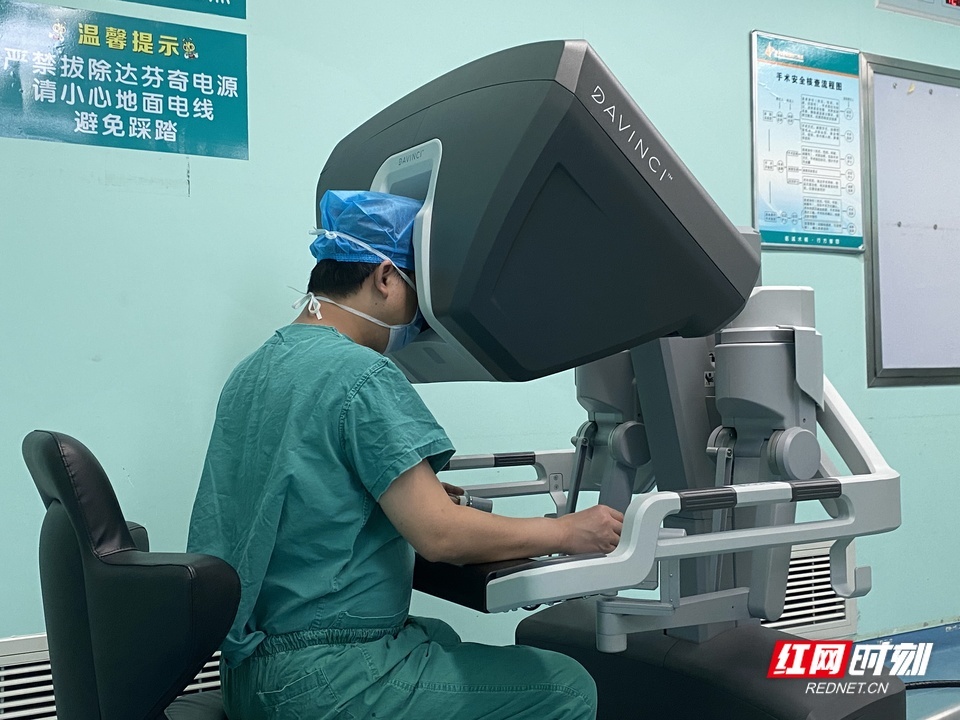 南华附二达芬奇手术机器人引领妇科微创手术“新时尚”