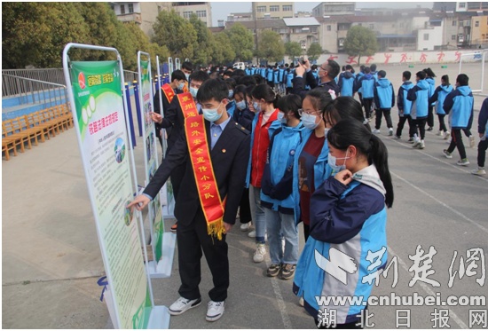 襄州区黄集镇中心学校开展“爱路护路”宣传教育