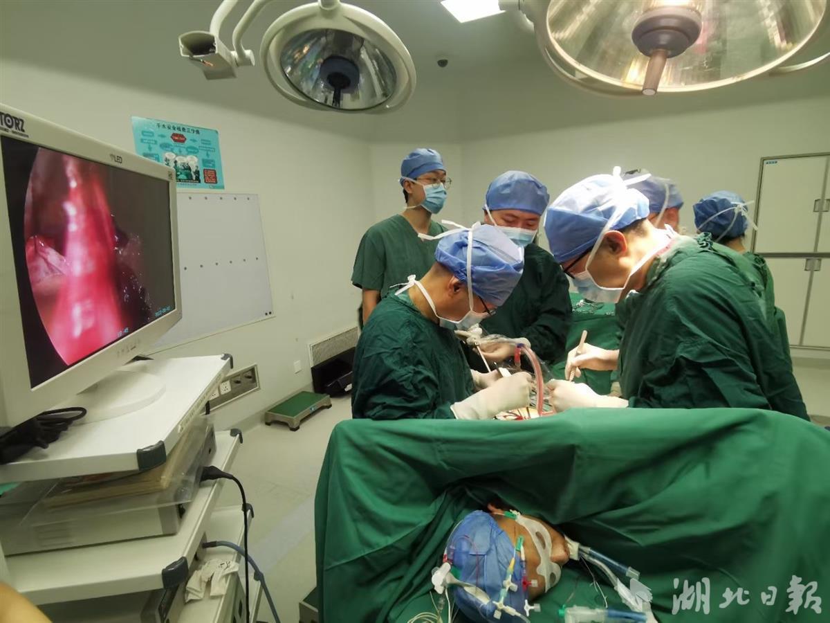 鱼刺直插心脏，险！中部战区总医院心胸外科团队手术取刺化险为夷