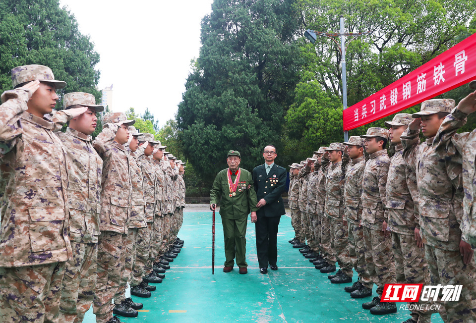 永州：百岁老兵为即将奔赴军营的新兵上了一堂特殊教育课