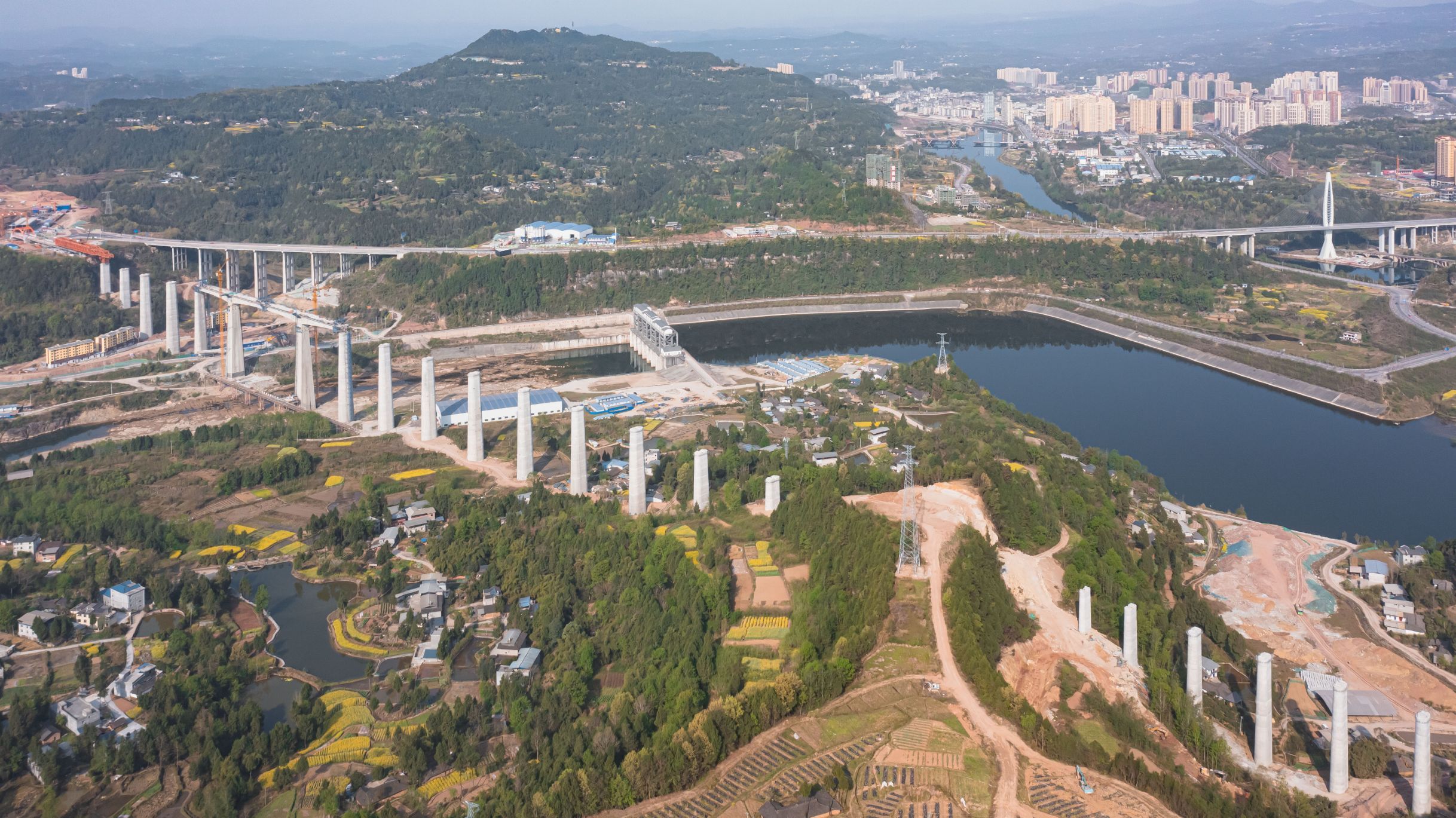 汉巴南铁路恩阳河特大桥首孔节段拼装简支箱梁开始架设 计划于2024年上半年建成通车