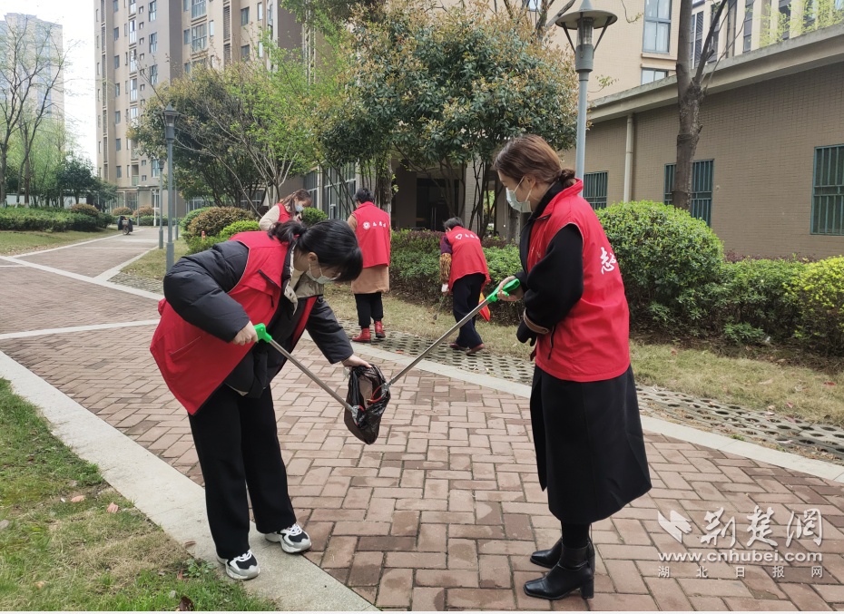 武汉小军山社区开展清洁家园志愿活动