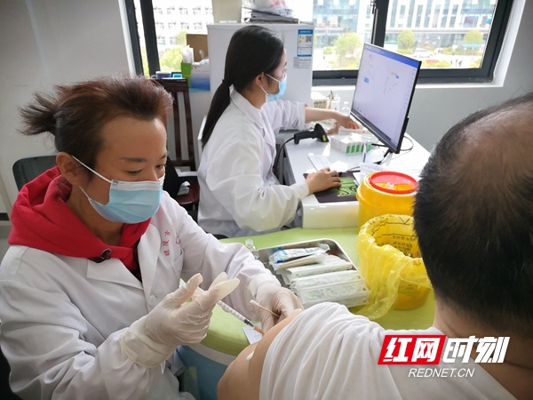 醴陵：来龙门街道社区卫生服务中心“序贯接种”首场进行 400余人完成接种