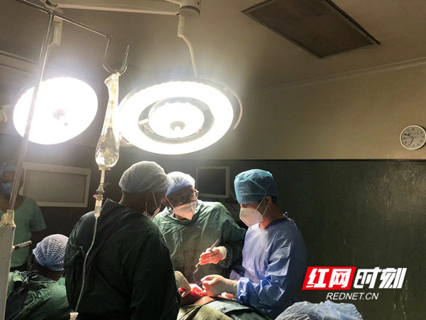中津医生携手完成一例复杂远端胃癌切除手术