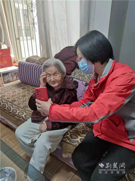 武昌南湖街为特殊群体上门办理退休年审 实现服务居民“零距离”