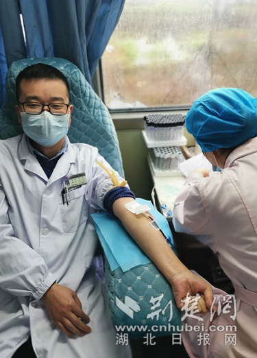 湖北省中医院开展无偿献血  30多名医护人员主动挽袖