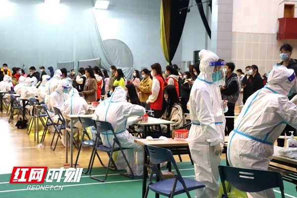 湖南工商大学组织师生开展核酸检测工作