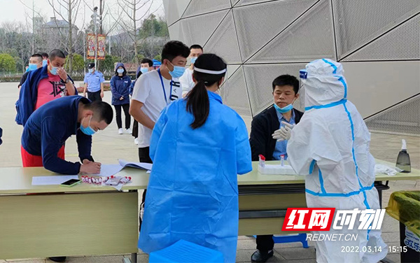 驻扎一线 24小时值守 湘江欢乐城项目服务青年突击队助力疫情防控