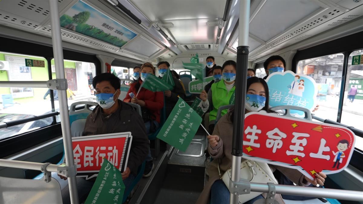 武汉10万市民同戴“双绿丝带”口罩