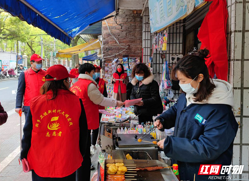 湘乡卫健志愿者深入沿街店铺宣传 筑牢疫情防控屏障