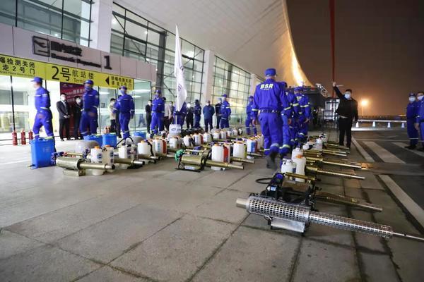 郑州机场航站楼大规模消毒 保群众平安出行