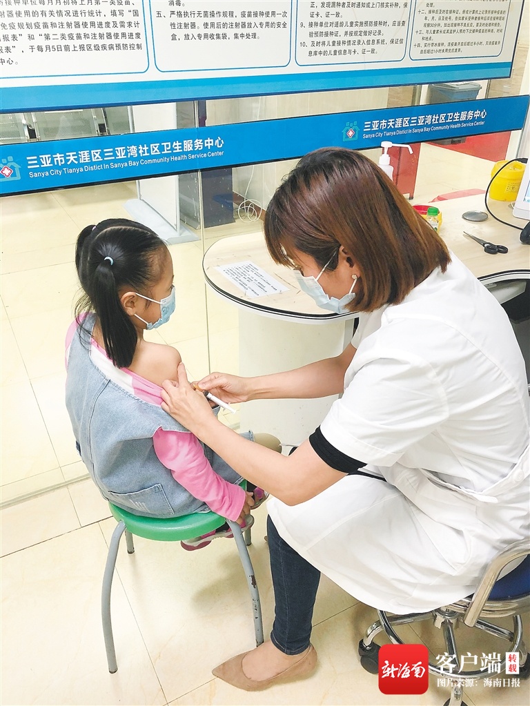 三亚市天涯区三亚湾社区卫生服务中心接种护士吉高锻：精心细心换疫苗接种者安心