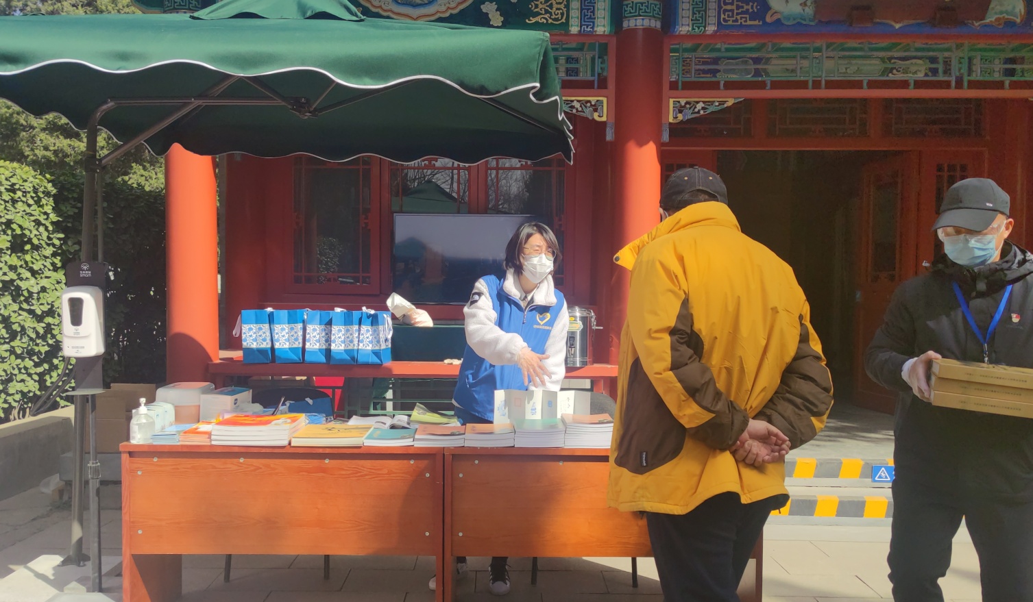 北京2022年清明首个祭扫高峰，与往年有啥不一样？记者实探