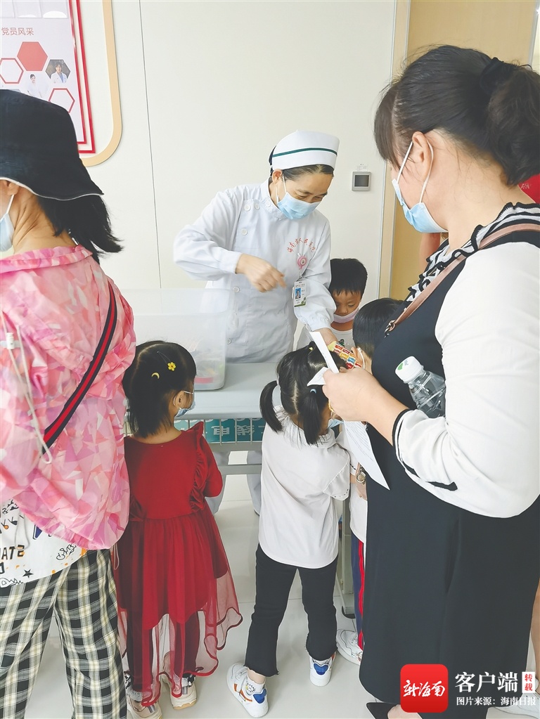 海南省人民医院健康管理中心护士长吴红兰：当好疫苗接种“大管家”