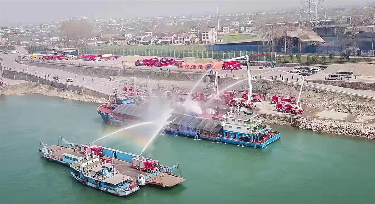 近十年首次！湖北消防开展长江大型轮船火灾事故处置实战演练