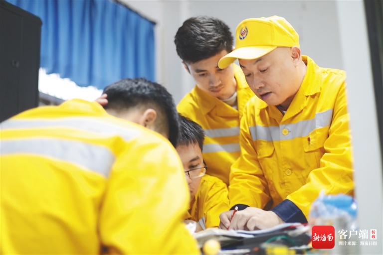 海南铁路有限公司高级技师王笑冰从事铁路信号设备维护28年：28年零违章、零违纪、零事故