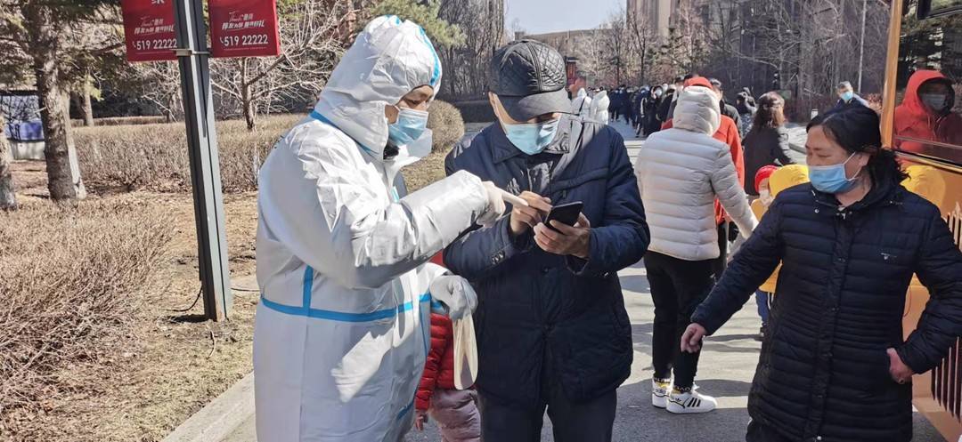 下沉一线战疫情 哈尔滨市住建局党员志愿者织密社区疫情防控网