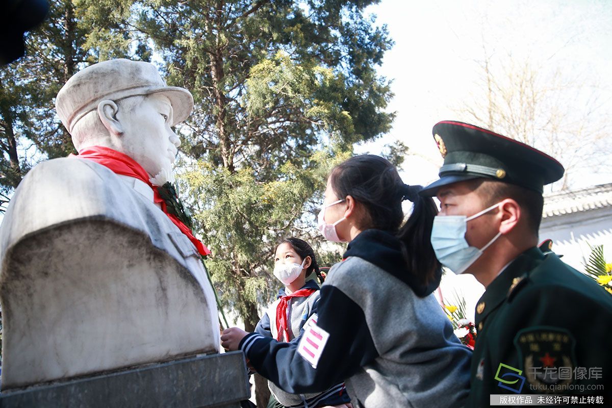 北京西城什刹海街道举办缅怀袁满囤烈士清明祭扫活动