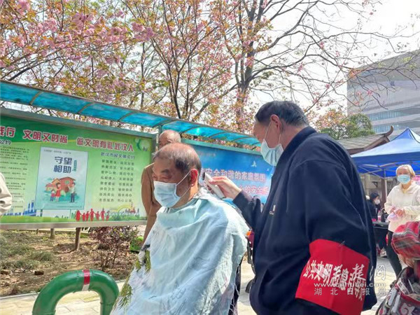 武锅社区发布“集结令”  志愿者提供家门口的便民服务