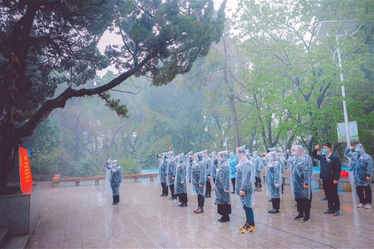 武汉30余名建设者前往烈士陵园祭扫