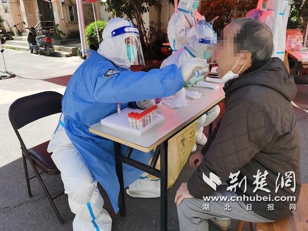 援沪首日，武汉市中心医院医疗队深入上海九个社区开展核酸采集