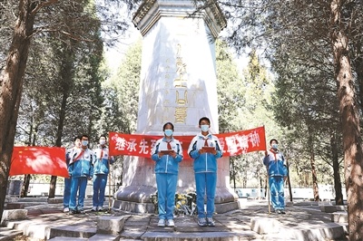 北京一零一中学学生祭扫“三·一八”烈士墓