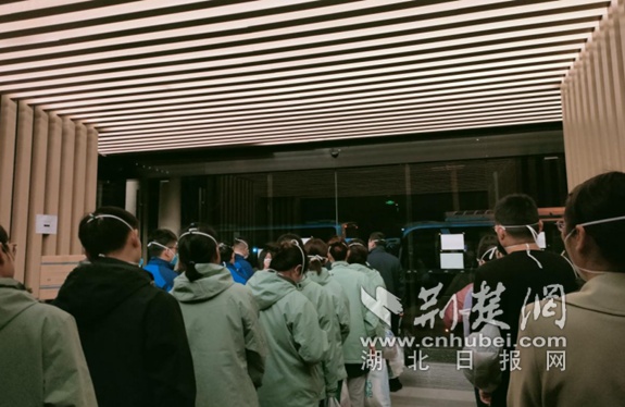 武汉亚洲心脏病医院援沪医疗队进驻方舱开展医疗救治工作