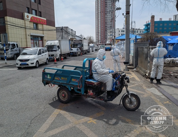 吉网江城“战疫”现场丨直击：一个进场量达到2400吨的临时蔬菜交易市场