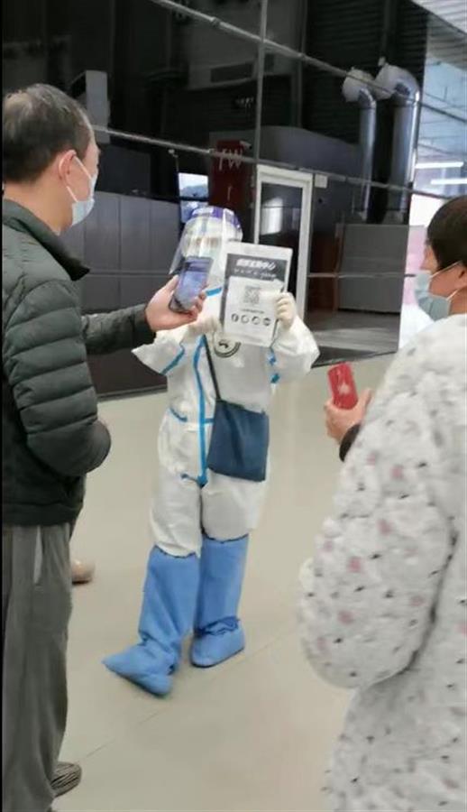 武汉市中心医院援沪医疗队在方舱里开设“线上健康课堂”受热捧