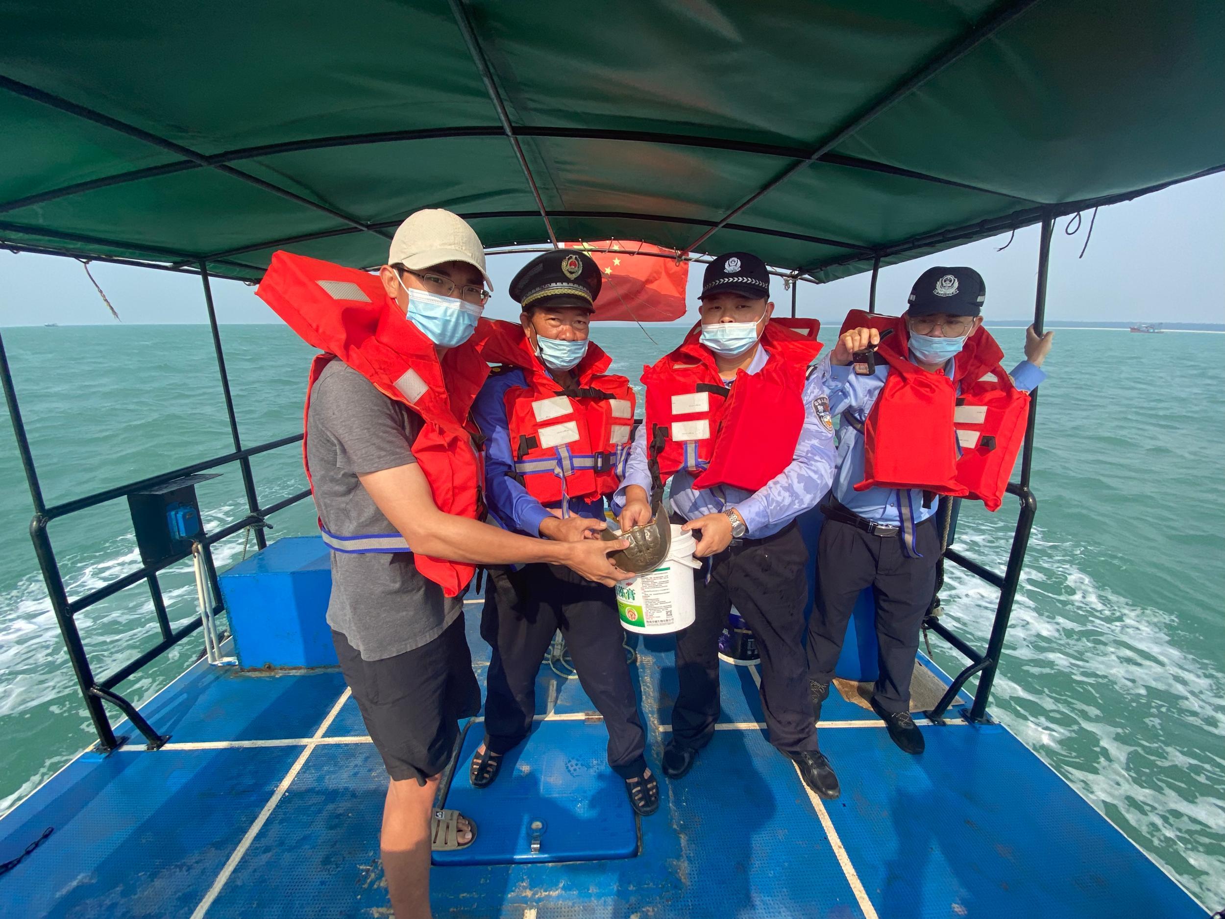 昌江海岸警察救助两只国家二级保护动物
