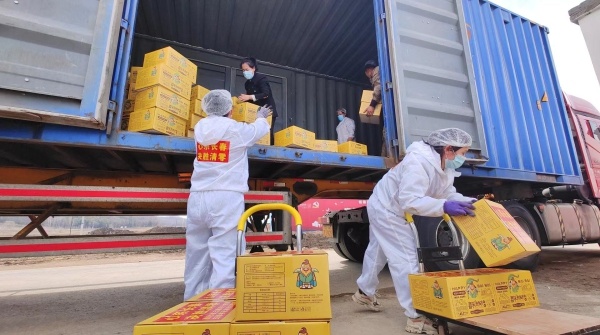 疫中吉林暖时刻丨疫情发生以来，全国人大代表谷凤杰累计捐赠鲜食玉米3700箱