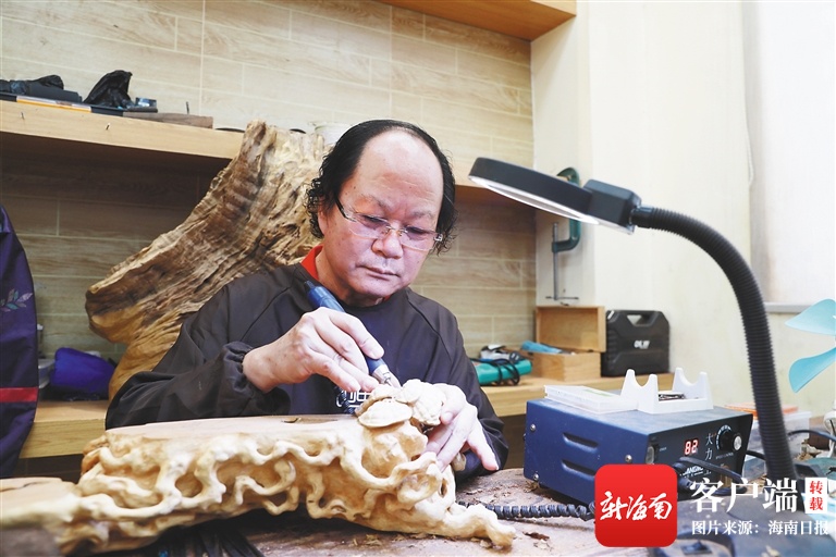 海南周刊 | “南海工匠”王国华：他是木头的“魔法师” 一把刀刻传奇人生