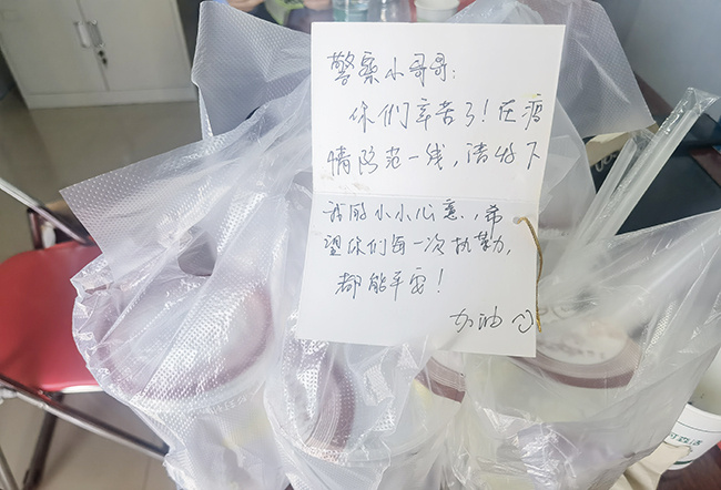 儋州公安护航保障核酸检测工作 市民送爱心饮品表示感谢