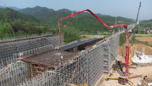 串联豫鄂两省生态旅游资源 渑淅高速跨浩吉立交工程开始上部结构施工